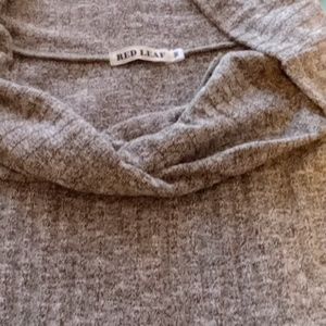 A night dress. Red leaf. Size M. Color gray.